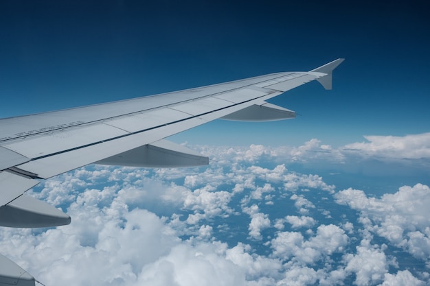 Ansicht des Flugzeugfensters mit Wolken