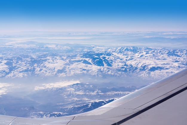 Ansicht des Flugzeugflügels mit der Schneetürkei