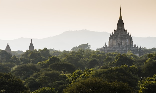 Ansicht des Gawdawpalin-Tempels bei Sonnenaufgang, Myanmar