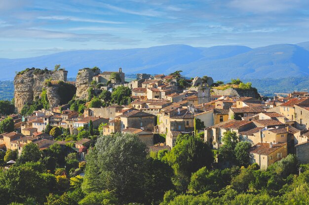 Ansicht des kleinen Dorfes in Frankreich, Dorflandschaft mit alten lebenden Häusern in Südfrankreich