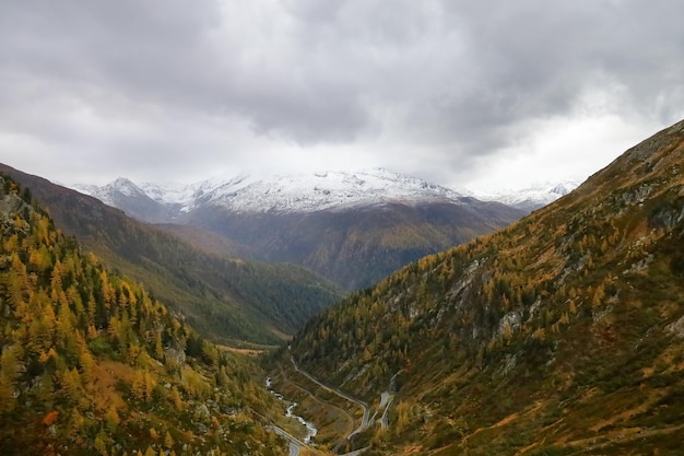 Ansicht des Landschaftsberges in der Herbstnatur und -umwelt an der Schweizer