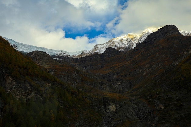 Ansicht des Landschaftsfuri-Berges in der Herbstsaison von der Seilbahn in Zermatt Schweiz