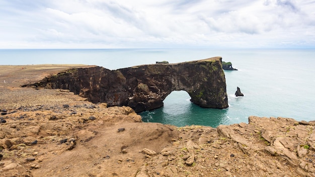 Ansicht des Lavabogens auf der Klippe Dyrholaey in Island