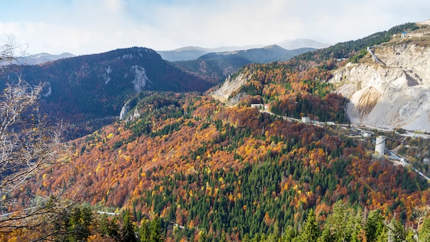 Ansicht des Lespezi-Steinsteinbruchs, Rumänien, Herbsttag