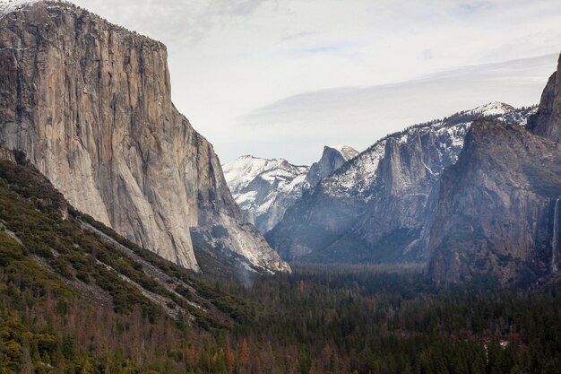 Ansicht des Marksteins auf Standpunkt Yosemite National Park im Winter an USA.