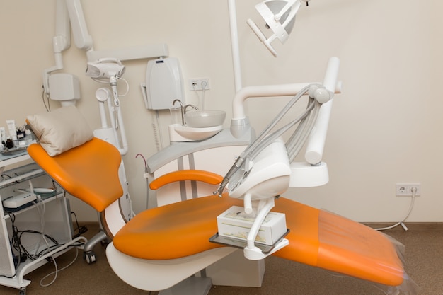Ansicht des modernen leeren Stuhls der Zahnarztpraxis.