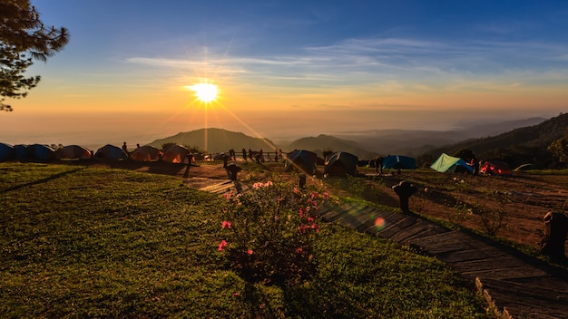 Ansicht des Morgennebels und des Sonnenaufgangs am Doi Ang Khang Berg Thailand