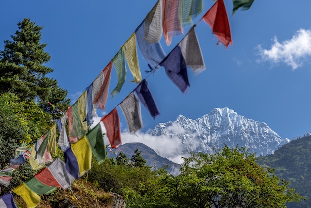Ansicht des Mount Everest und des Nuptse mit buddhistischen Gebetsflaggen von Kala Patthar im Nepal