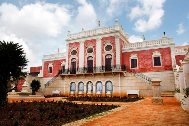 Ansicht des Parks und des vorderen Teils des Palastes von Estoi-Dorf an der Algarve, Portugal.