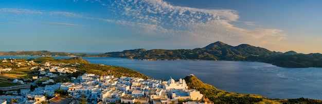 Ansicht des Plaka-Dorfes auf Milos-Insel auf Sonnenuntergang in Griechenland