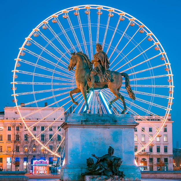 Ansicht des Platzes Bellecour Statue von König Louis XIV bei Nacht, Lyon Frankreich