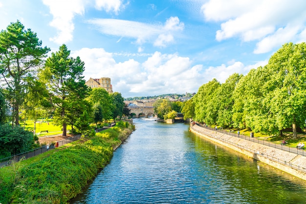 Ansicht des Pulteney Bridge River Avon in Bath, England