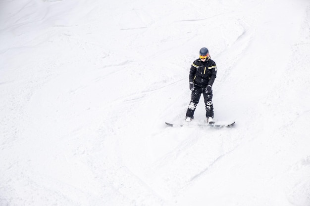 Ansicht des Snowboardens an der Skipiste