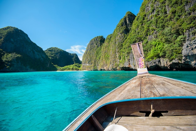 Ansicht des traditionellen thailändischen Langschwanzboots über klarem Meer und Himmel am sonnigen Tag, Phi Phi Islands, Thailand