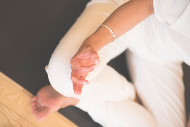 Ansicht des übenden Yoga der Frau am Studio