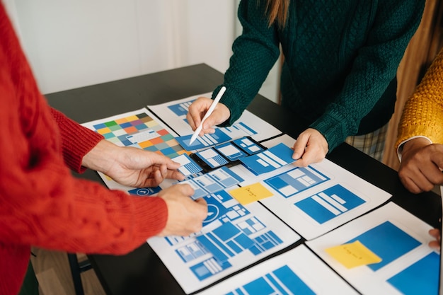 Ansicht des UI-Entwicklerteams beim Brainstorming für ihr Projekt mit Laptop, Smartphone und digitalem Tablet Creative Digital Development AgencyxA