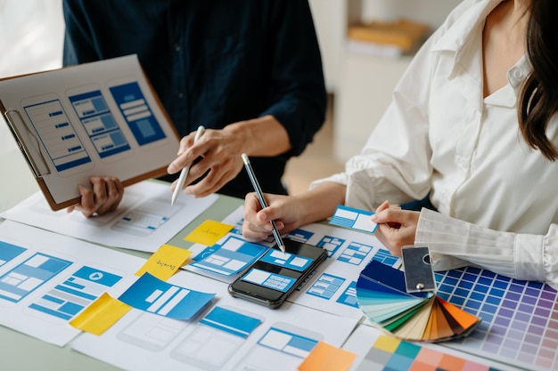 Ansicht des UI-Entwicklerteams beim Brainstorming für ihr Projekt mit Laptop, Smartphone und digitalem Tablet Creative Digital Development AgencyxA