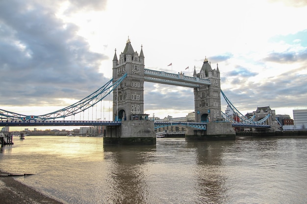 Ansicht des Wahrzeichens der Turmbrücke in London bei Großbritannien vor Sonnenuntergang