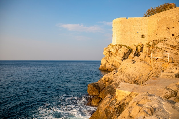 Ansicht Dubrovniks, Kroatien von den Stadtmauern, die tagsüber Wände und Meer mit Klippen, Dubrovnik übersehen