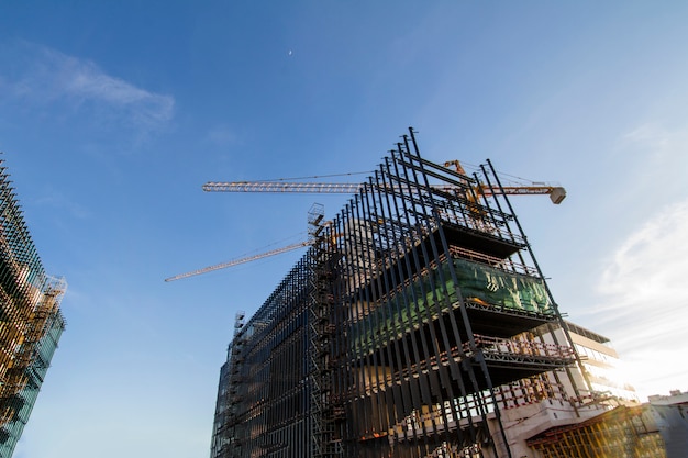 Ansicht einer Baustelle der großen hohen Wohngebäude.