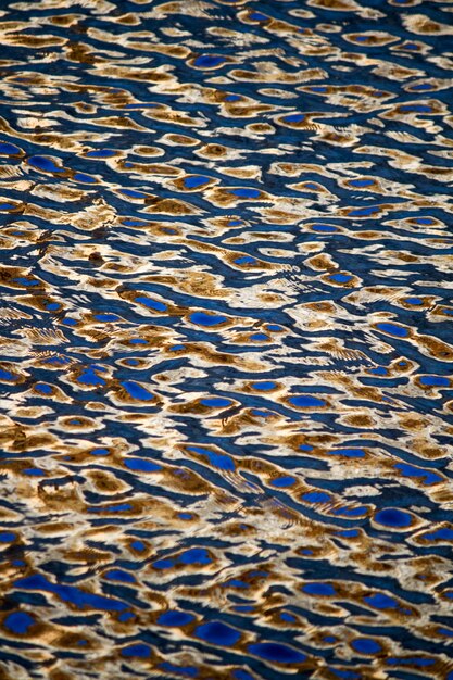 Ansicht einer Hintergrundbeschaffenheit des goldenen Wassers.