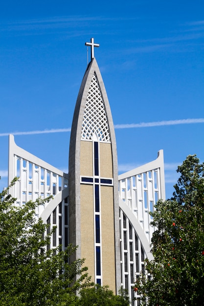 Ansicht einer modernen christlichen Kirche gelegen auf Prazeres, Lissabon.