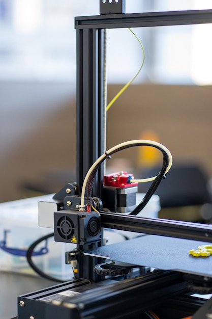 Ansicht eines funktionierenden 3D-Druckermechanismus, der ein Kunststoffteil druckt