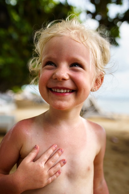 Foto ansicht eines jungen mädchens mit sonnenbrandhaut am strand