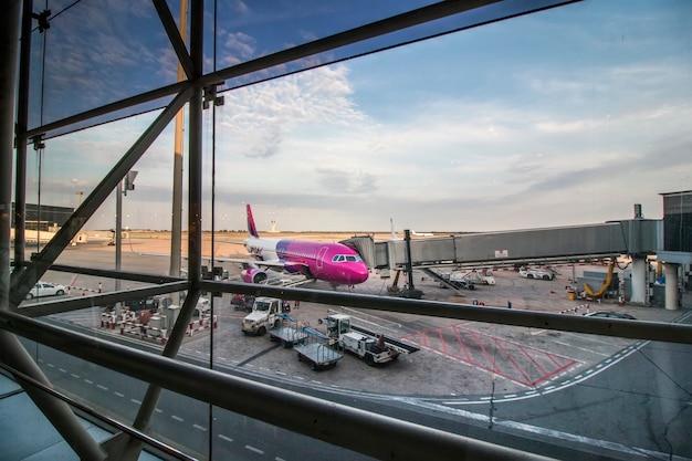 Ansicht eines rosa Flugzeuges, das zum Start auf dem Flughafen von Barcelona, Spanien fertig wird.