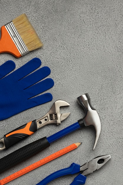 Ansicht eines Stahlhammers mit Bauwerkzeugen
