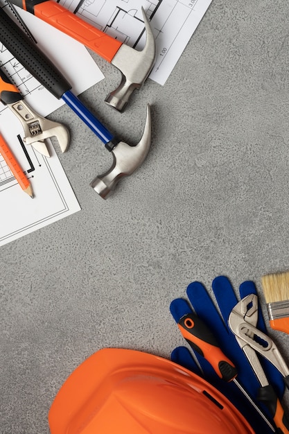 Ansicht eines Stahlhammers mit Bauwerkzeugen