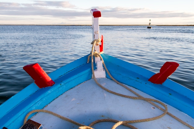 Ansicht eines Vorderteils eines traditionellen portugiesischen Fischerbootes im Meer.