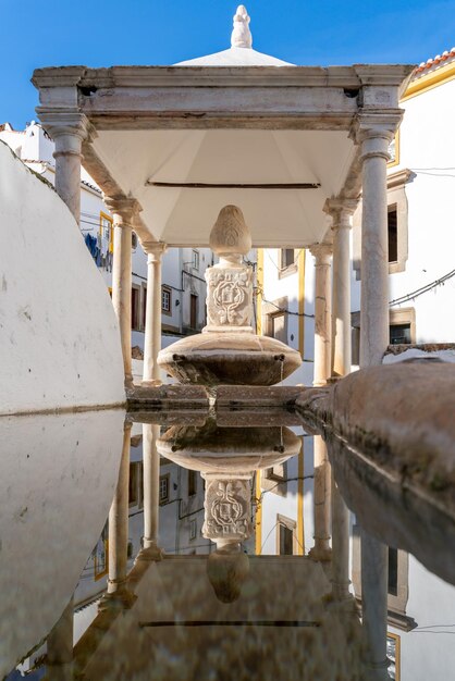 Ansicht in Symmetrie von Fonte da Vila, einem mittelalterlichen Brunnen in der Stadt Castelo de Vide in Portugal