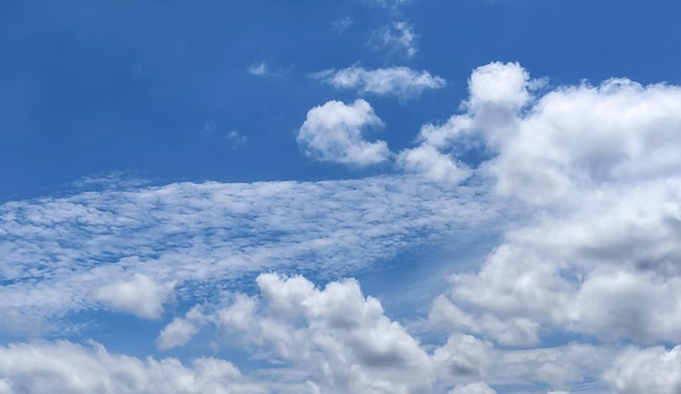 Ansicht Sommer Natur weiß draußen Tag blauer Himmel Wetter Wolken Kappe Cumulus Cumuli Himmel Panorama Wolke