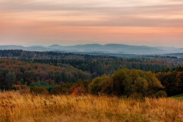 Ansicht über Beskids-Berge in der Sonnenuntergangzeit