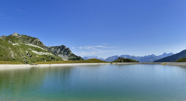 Ansicht über einen schönen See im Berg unter blauem Himmel in einem natürlichen alpinen europäischen Park