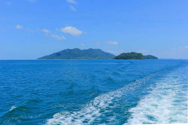 Ansicht vom Boot, blauer Himmel payam Insel bei Rayong. Thailand