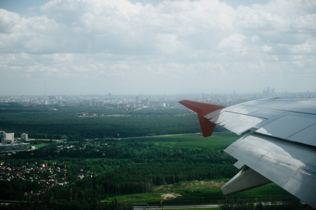 Ansicht vom Fensterflug auf Luft mit Flugflügel mit schönem blauem Himmel und Wolke