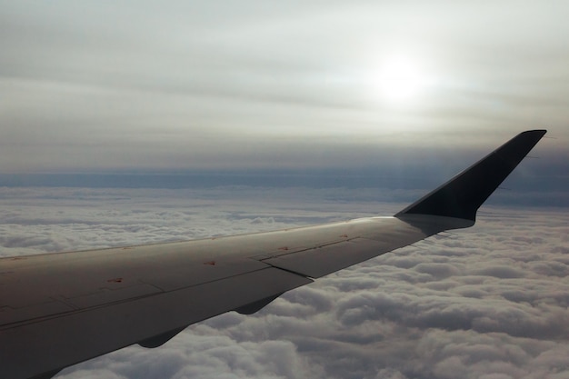 Ansicht vom Flugzeugfenster, Ozeanblau