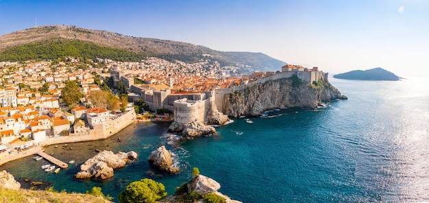 Ansicht vom Fort Lovrijenac zu alter Stadt Dubrovniks in Kroatien am Sonnenunterganglicht