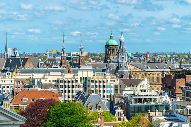 Ansicht von Amsterdam mit einem bewölkten Himmel