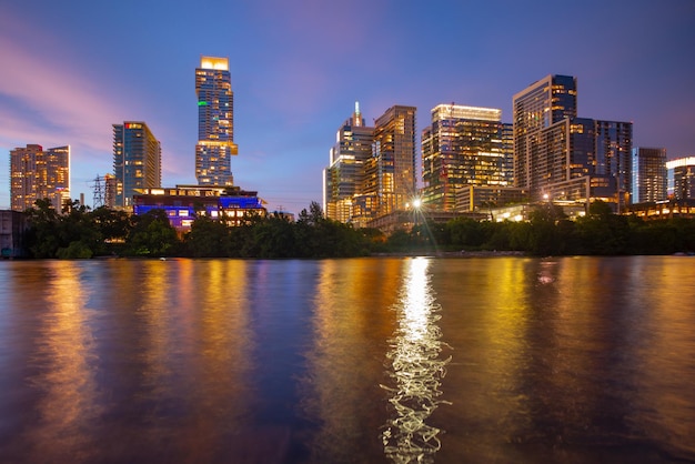 Ansicht von Austin, Texas in der Skyline der Innenstadt der USA. Spiegelung im Wasser.