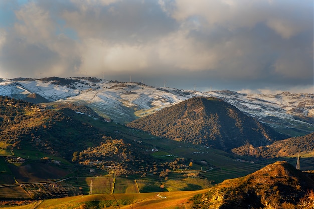 Ansicht von Boscorotondo-Berg bei Sonnenuntergang, Sizilien