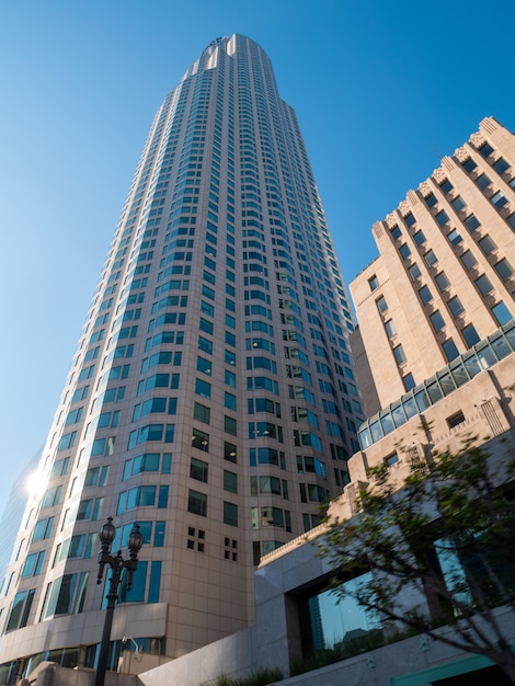 Foto ansicht von bürogebäuden in der innenstadt von los angeles mit blauem himmel.