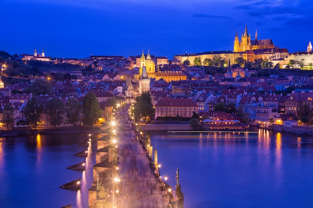 Ansicht von Charles Bridge, von Prag-Schloss und von Moldau-Fluss in Prag, Tschechische Republik während der blauen Stunde