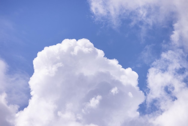 Ansicht von Cloudscape an einem sonnigen Tag des bewölkten blauen Himmels