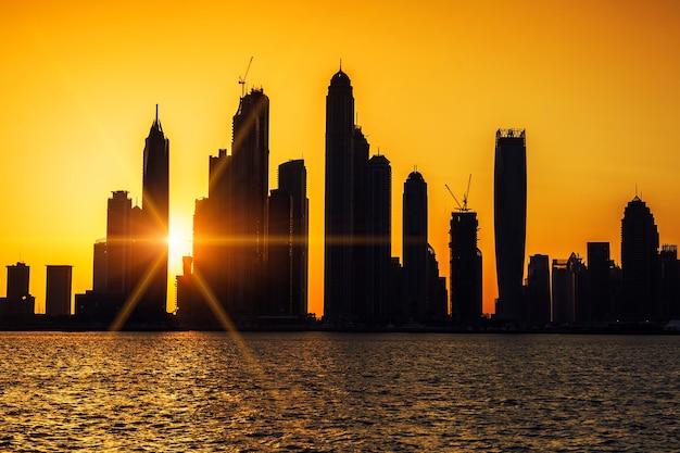 Ansicht von Dubai bei Sonnenaufgang, VAE