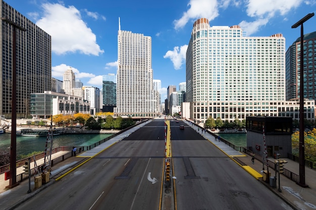 Ansicht von Gebäuden und Brücke in Chicago