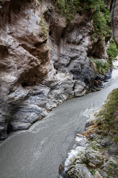 Ansicht von Grauwasserfluß an Nationalparklandschaft Taroko in Hualien, Taiwan.