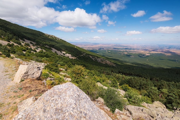 Ansicht von grünen Tälern der Aragonien-Region vom moncayo Berg. Natürliche Umgebung in der Sommersaison.